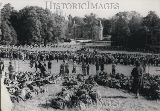 Press Photo High School Paris Students On Pilgrimage - Historic Images