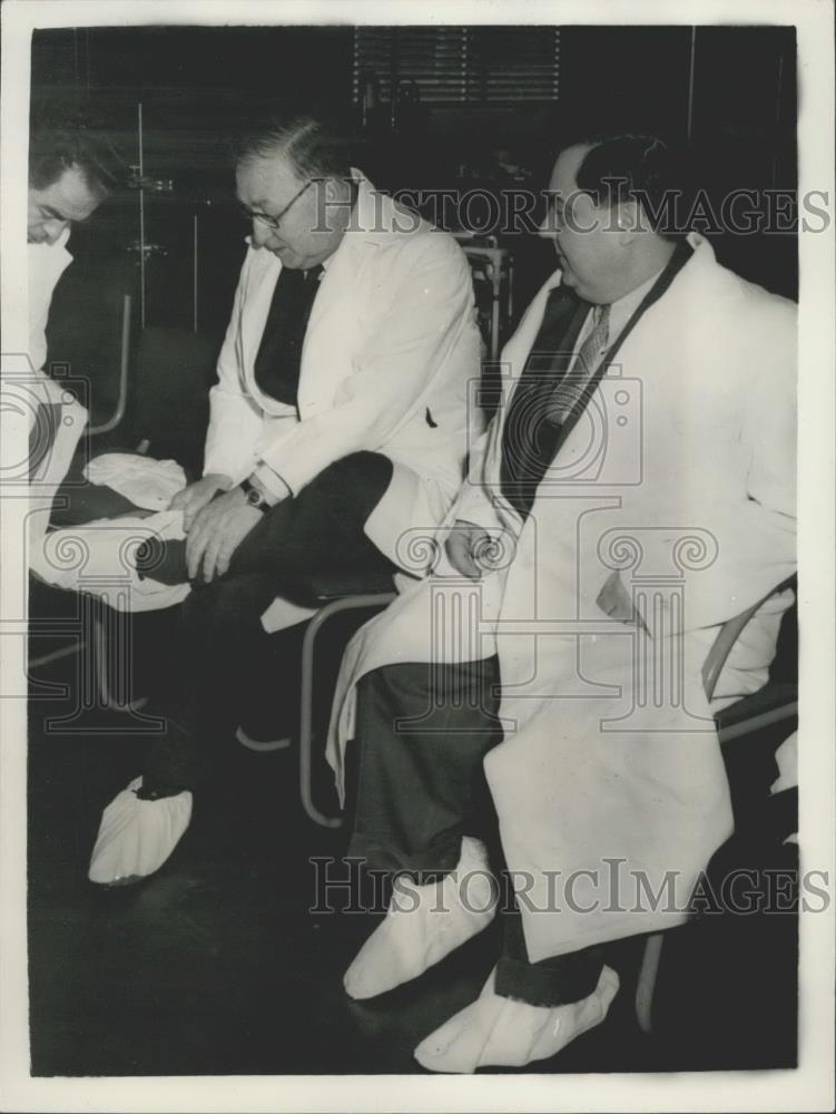 1956 Press Photo Mr. Malenkov (on right)&amp;Sir John Cockcroft at Chemistry lab - Historic Images