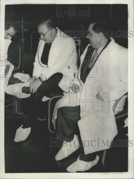 1956 Press Photo Mr. Malenkov (on right)&Sir John Cockcroft at Chemistry lab - Historic Images