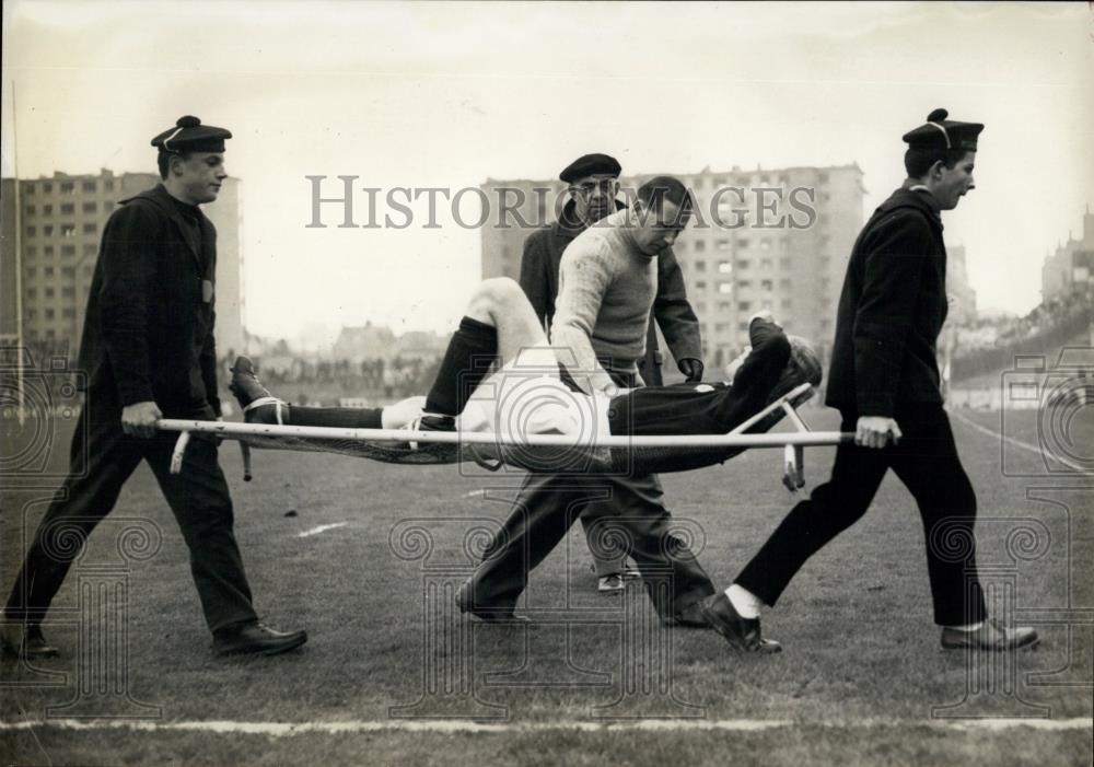 1957 Press Photo PLayer Mac Ewen Injured During International Rugby League Match - Historic Images