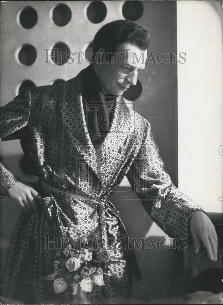 1961 Press Photo Yves Montand Entered into the Musee Grevin - Historic Images