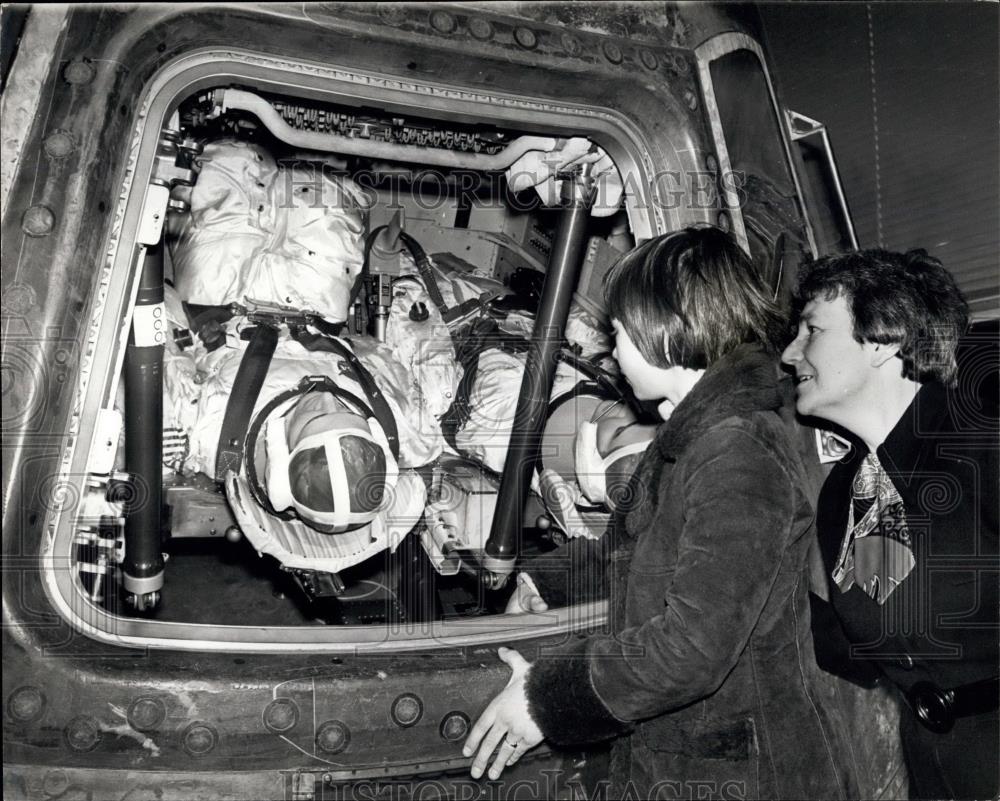 1976 Press Photo Margaret Weston Director Science Museum Lyn Howells Apollo 10 - Historic Images