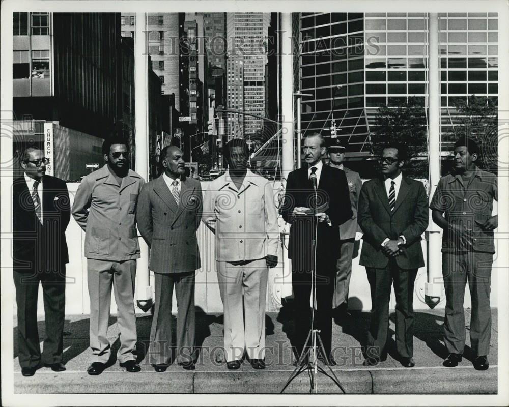 Press Photo men making a statement to the world - Historic Images