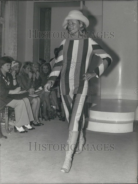 1974 Press Photo Model Wears Carven "Diffusion" - Historic Images