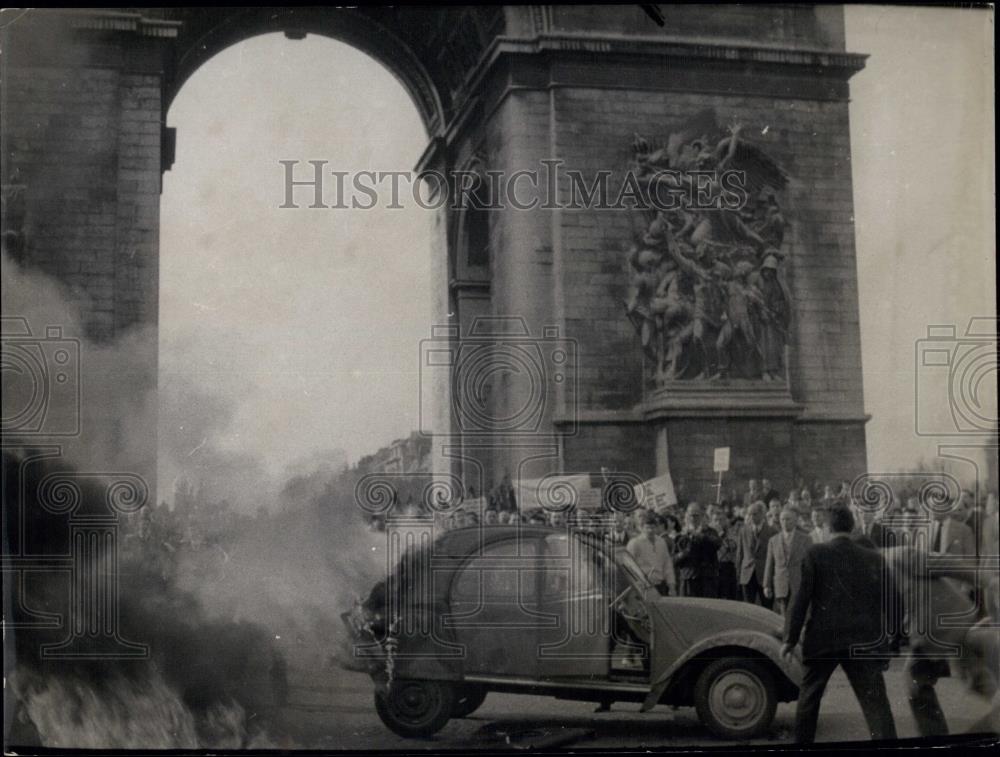 Press Photo Street riots broke out on the Chamms Elysee - Historic Images