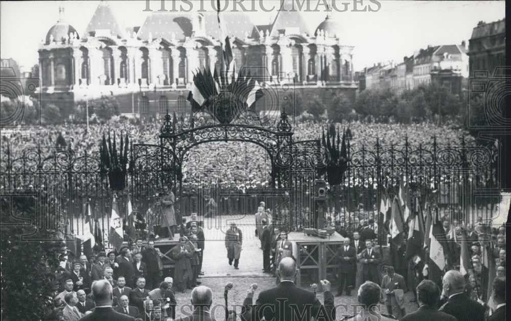 1958 Press Photo Crowds greet General De Gaulle in Paris - Historic Images