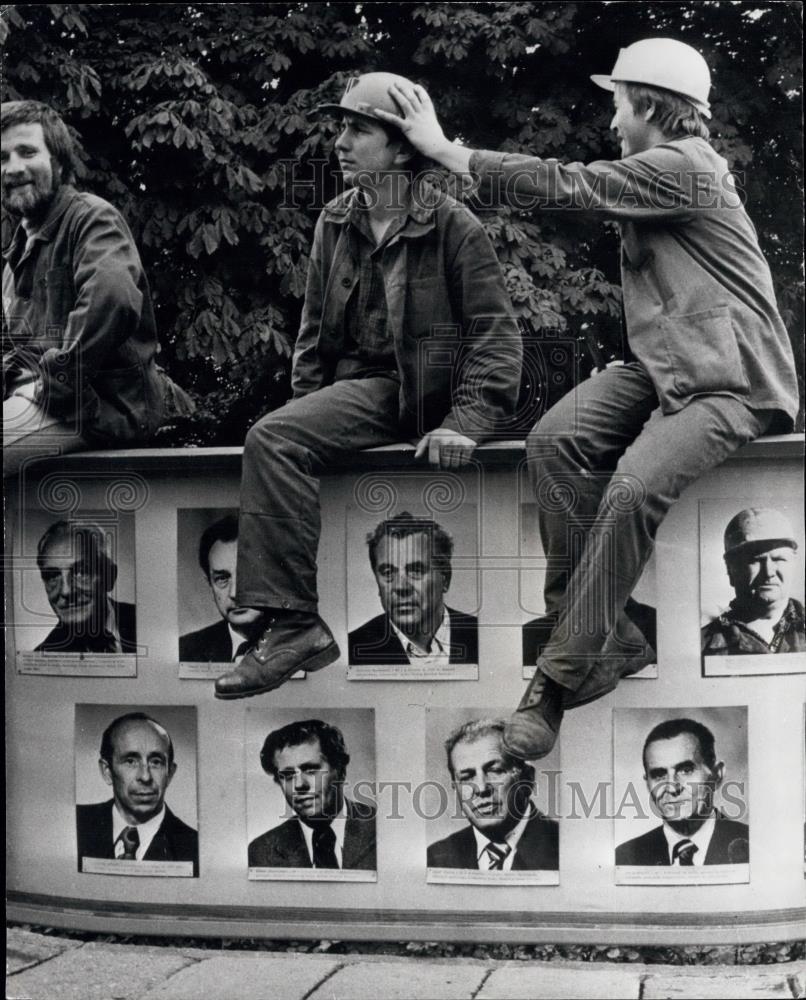 1980 Press Photo Lenin Shipyard Striking Workers Gdansk Sit Poster Honored - Historic Images