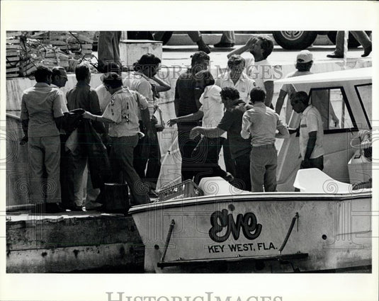 Press Photo Immigration officals& Cuban refugees from a boat in Key West. - Historic Images