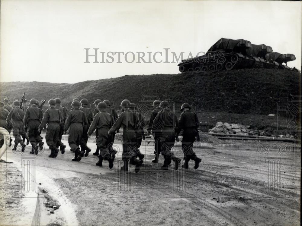 Press Photo German trainees and a tank - Historic Images