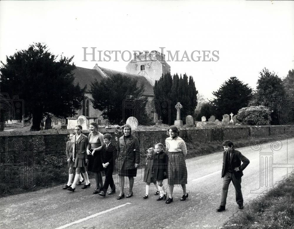 Press Photo Family at Chopstead Parish Church - Historic Images