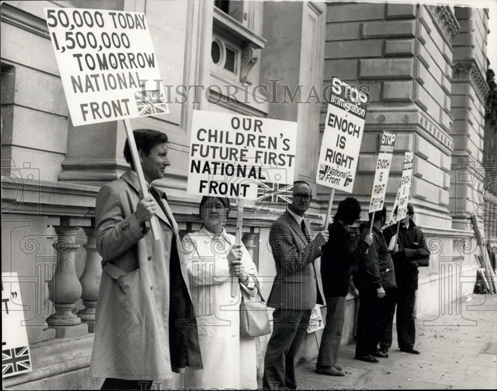 1972 Press Photo Protesters Against Asian Immigration - Historic Images