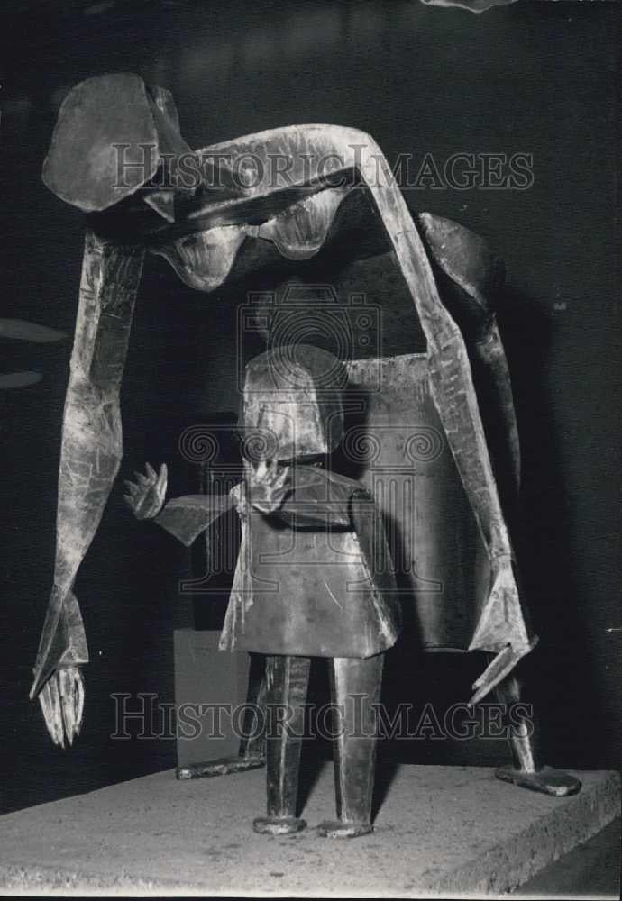 1953 Press Photo Sculpture by D&#39;Auricosti titled &quot;The Mother&quot; on display - Historic Images