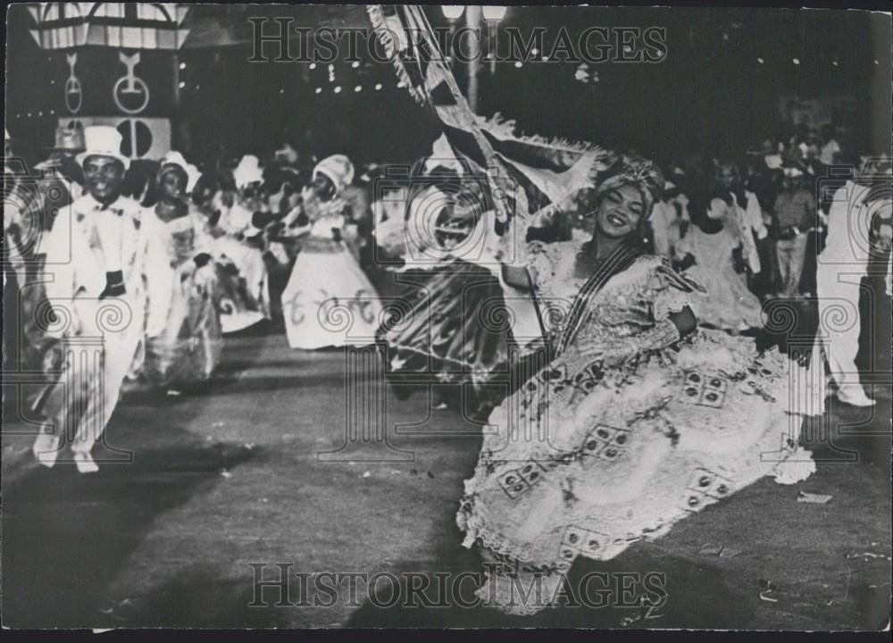 Press Photo Carnival in Rio Samba Schools parade - Historic Images