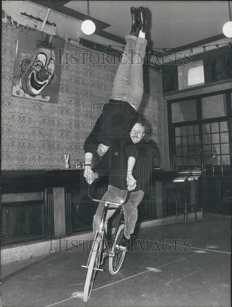 1972 Press Photo Jacques Fabbri &amp; Jacques Gaffuri Perform Bike Acrobatics - Historic Images