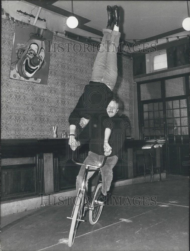 1972 Press Photo Jacques Fabbri & Jacques Gaffuri Perform Bike Acrobatics - Historic Images