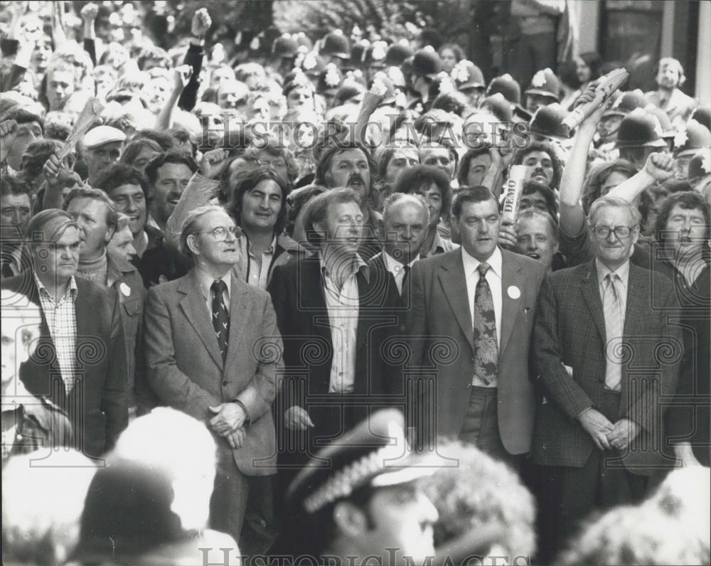 1977 Press Photo Mass Demonstration outisde the Grunwick Factory at Willesden - Historic Images