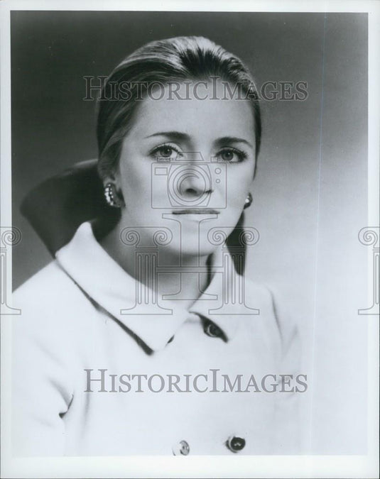 Press Photo A Woman With Earrings Poses For The Camera - Historic Images