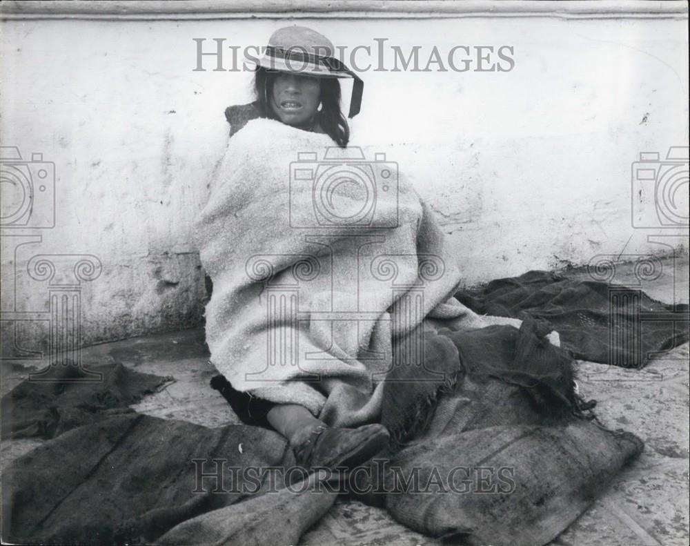 Press Photo Man with Fabric - Historic Images