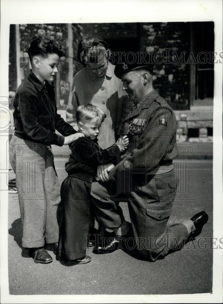 1957 Press Photo W.O.II. C.H. Whittington and his 3 children - Historic Images