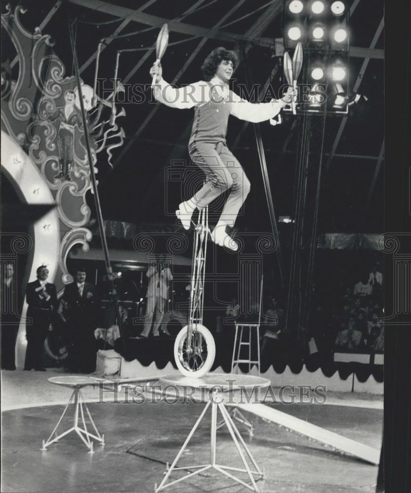 1979 Press Photo Uni-cyclist Barry Lapy Performs Juggling Act - Historic Images