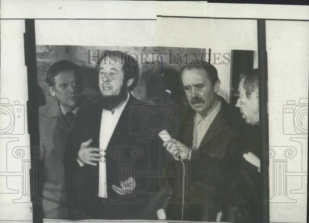 1974 Press Photo Russian author Alexander Solzhenitsyn Exiled - Historic Images