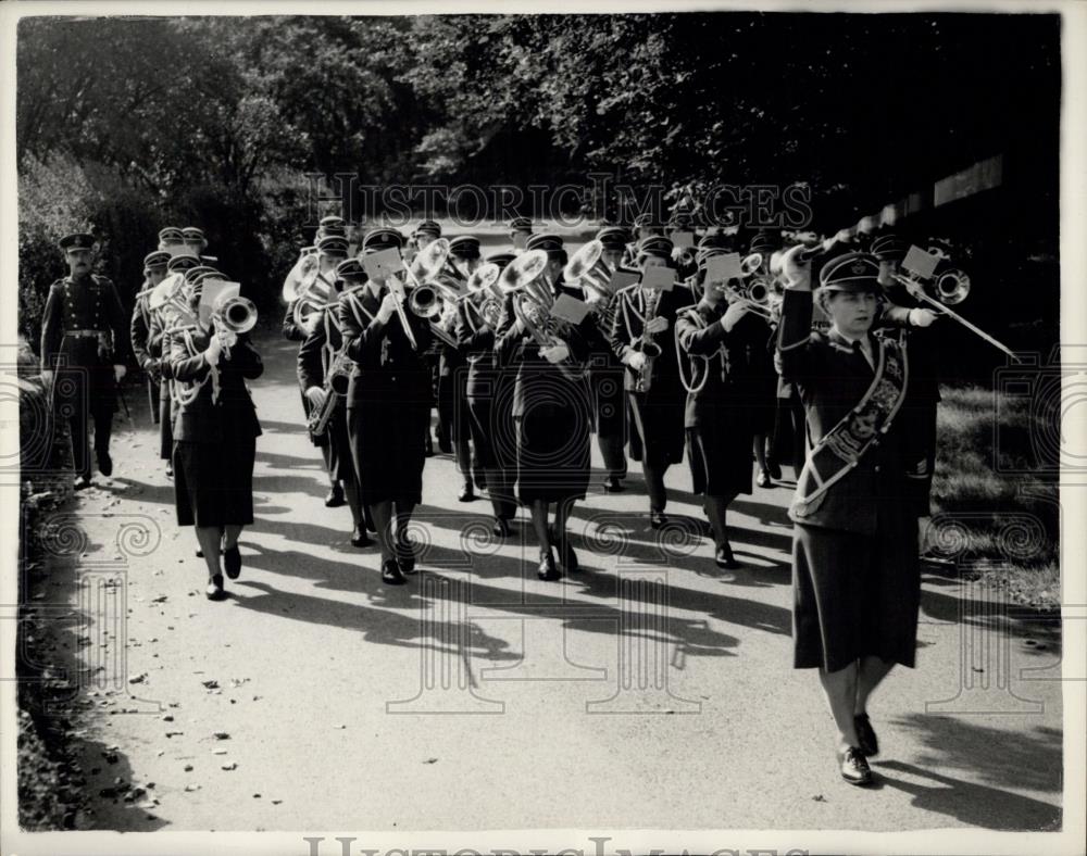 1954 Press Photo Women's Royal Air Force Central Band Marching at Uxbridge - Historic Images