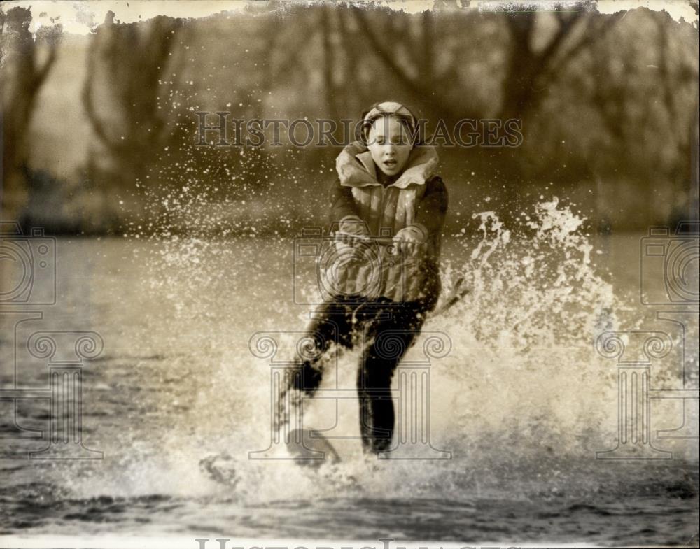 1965 Press Photo Kim Pearl on waterskis - Historic Images