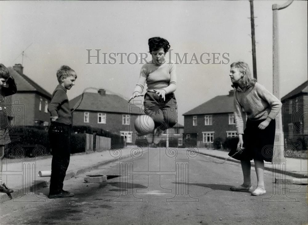 Press Photo Margaret Wilde During a Skipping-Rope Session - Historic Images