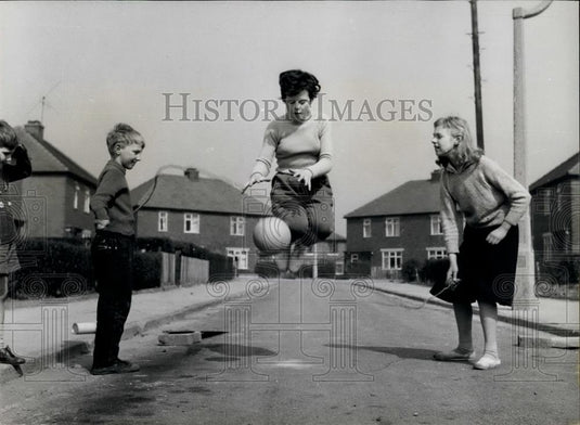 Press Photo Margaret Wilde During a Skipping-Rope Session - Historic Images