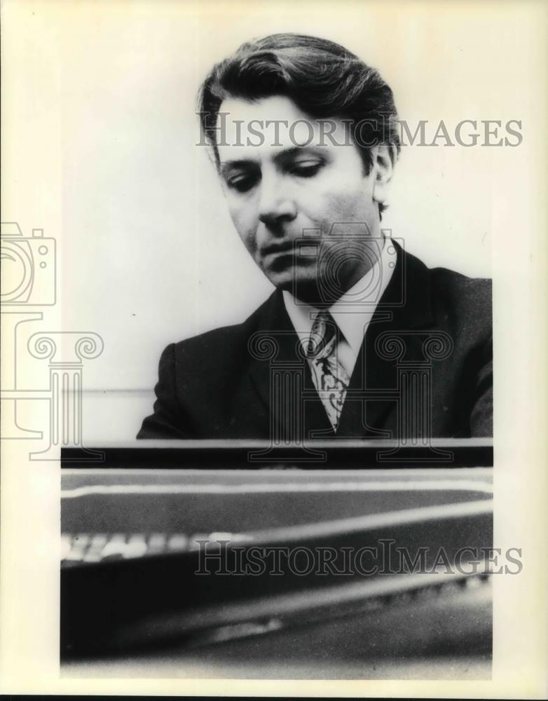 1977 Press Photo Claude Helffer, a judge in a competition - cvp21852 - Historic Images