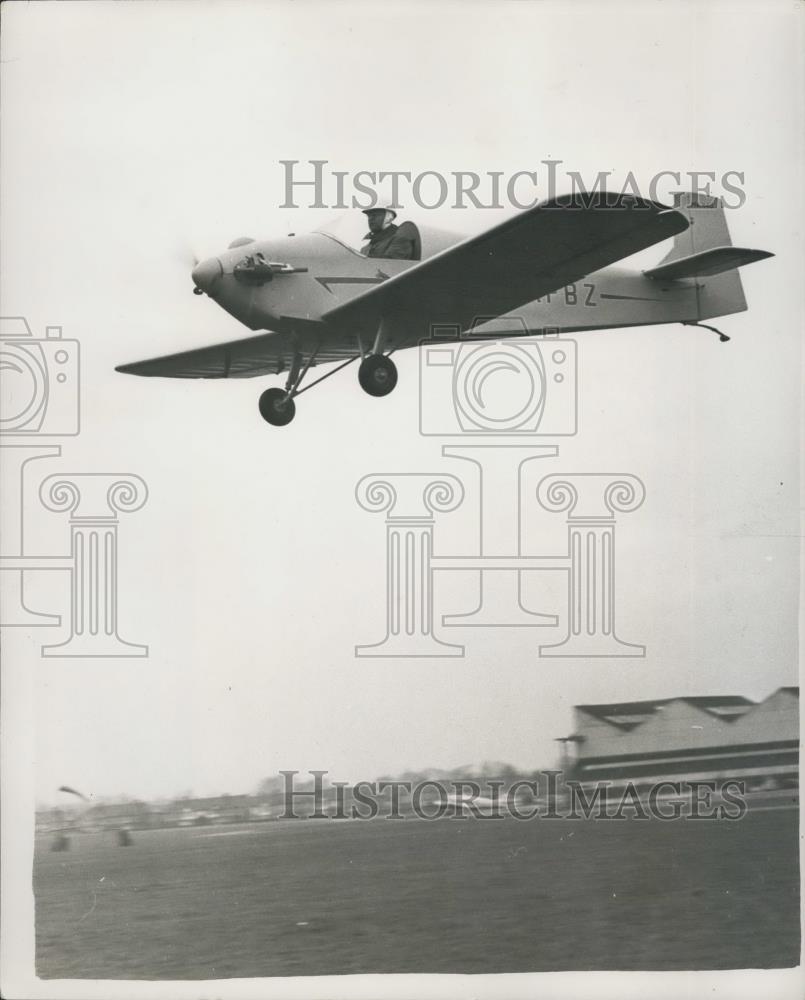 1958 Press Photo Norman Jones, Turbulent Baby-Weight Plane, Croydon - Historic Images