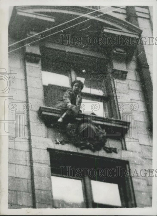 1953 Press Photo Woman dangling from window 50 ft up - Historic Images