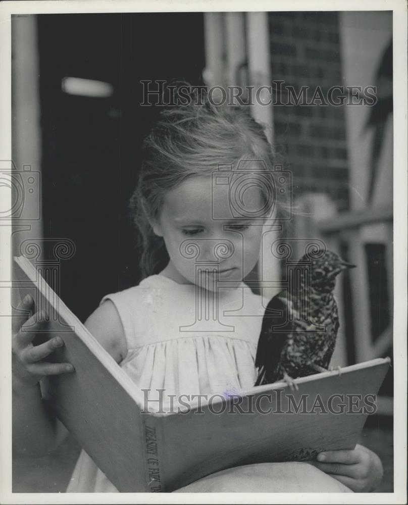 Press Photo Perky the misguided cuckoo and 5 yr old Kelsay Smith - Historic Images