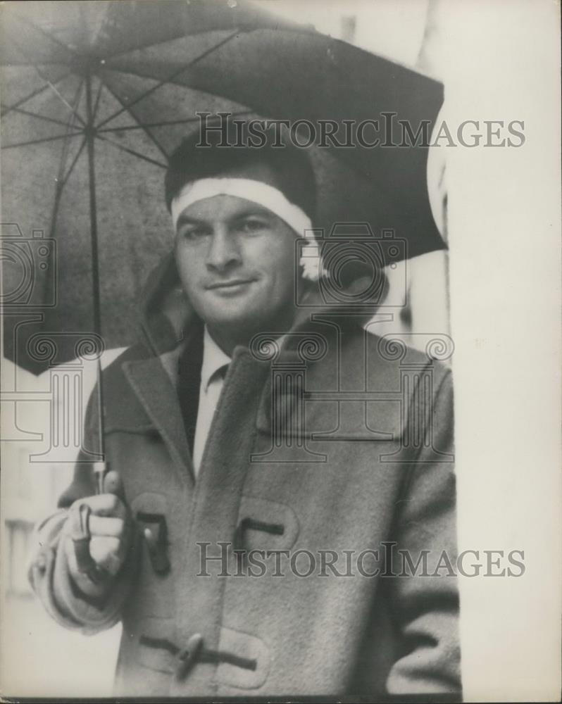 1966 Press Photo Ollie Waldron whos ear was bitten by Australian Ross Cullen - Historic Images