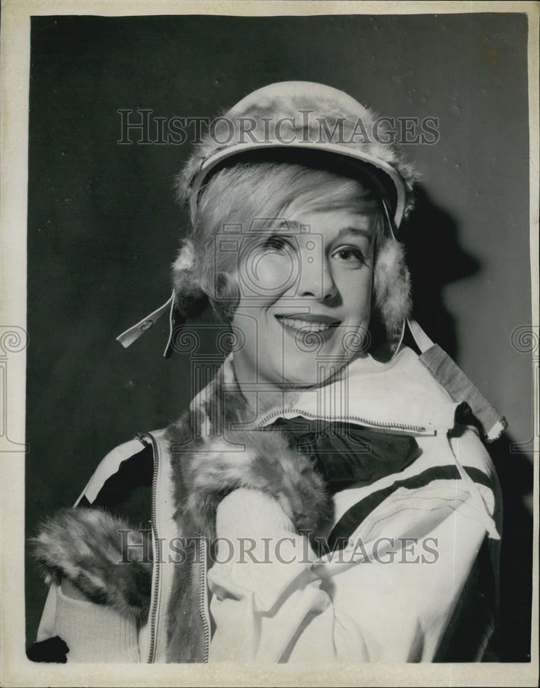 Press Photo A Women Poses In Fur-Lined Fashion Pieces - Historic Images