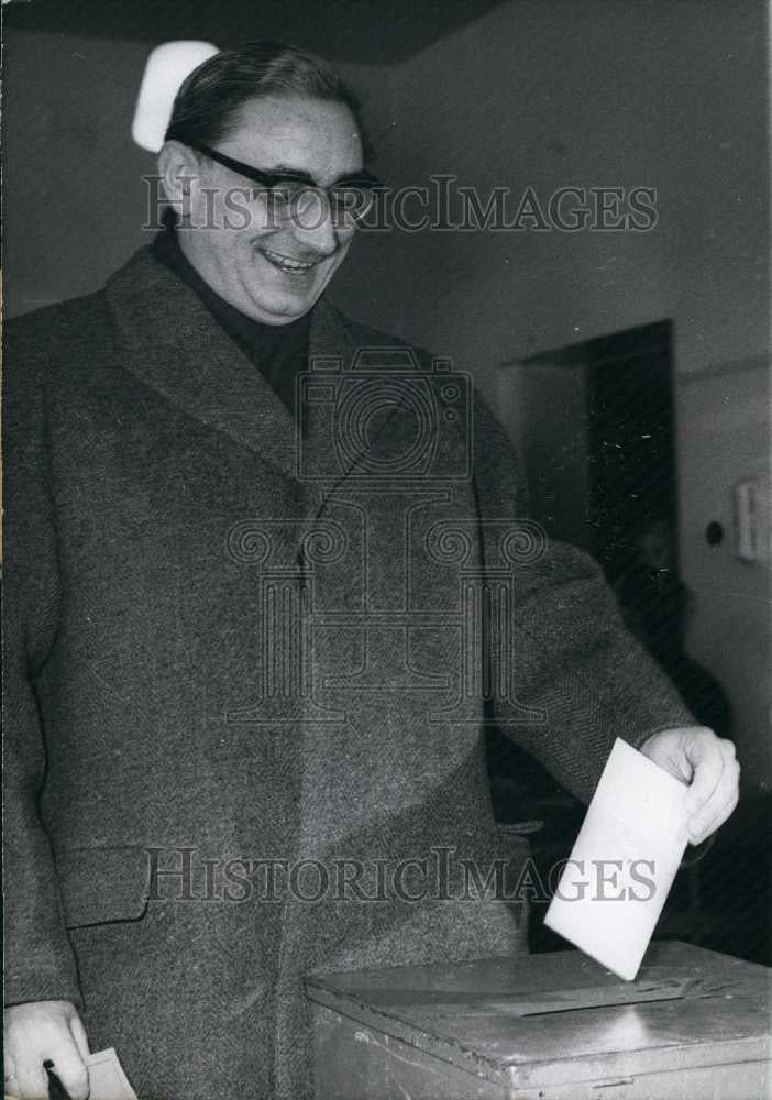 1963 Press Photo German Politician Voting in Berlin. - Historic Images