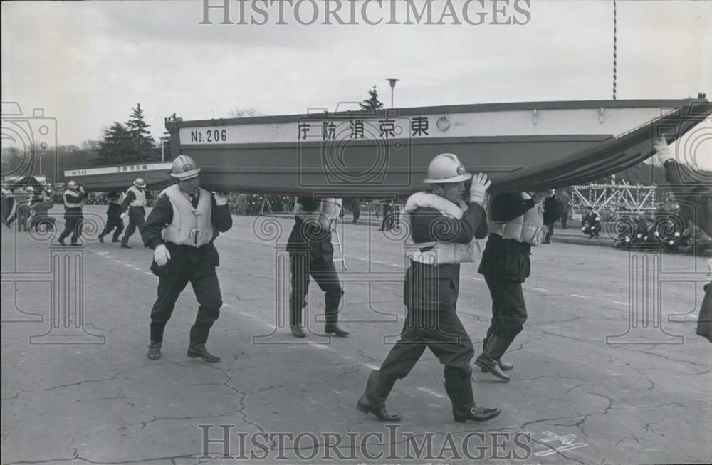 Press Photo fire fighters with sea rescue, in Tokyo - Historic Images