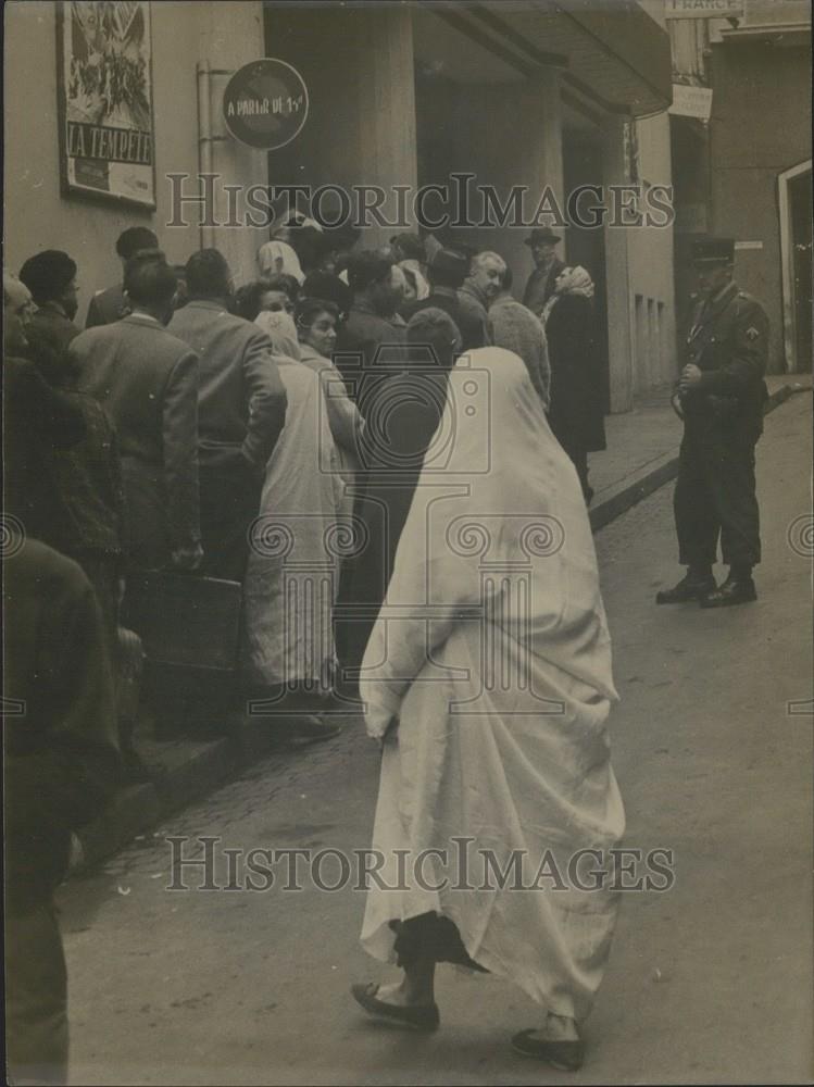 1962 Press Photo Algeria Residents Collect Mail - Historic Images