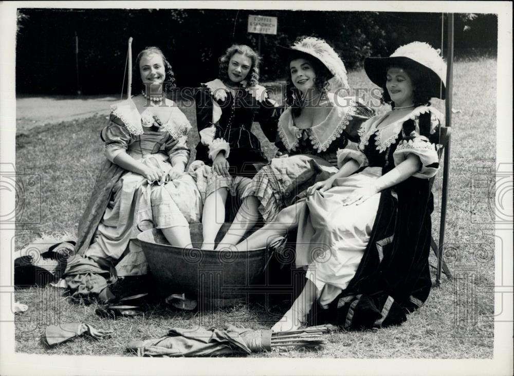 1933 Press Photo Cast Members of &quot;Love Labour&#39;s Lost&quot; Cooling Off - Historic Images