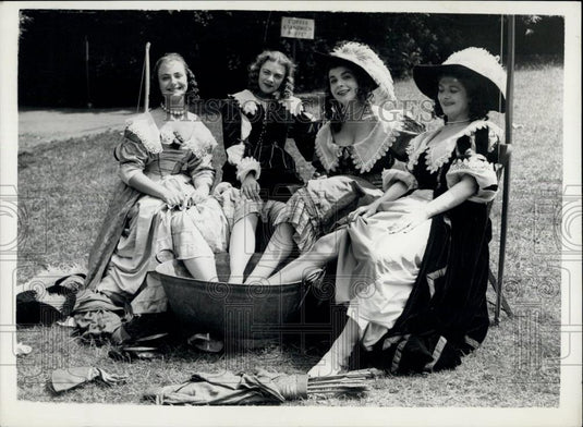 1933 Press Photo Cast Members of 