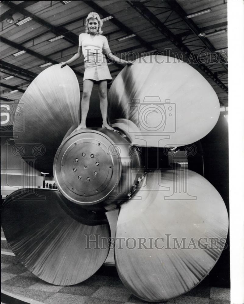 1974 Press Photo Hedi Is Dwarfed By Propeller at Maritime Technology Exhibition - Historic Images
