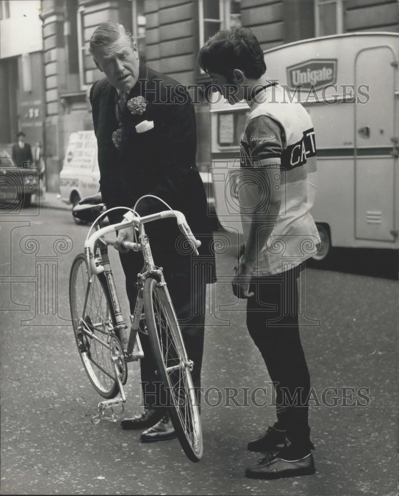 1971 Press Photo Tony Heuclin,One-Man Cycle Tour Of Britain For Charity - Historic Images