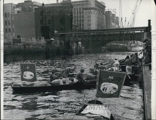 Press Photo Busy Scene At Old Swan Pier, London Bridge During Cygnet Ceremony - Historic Images