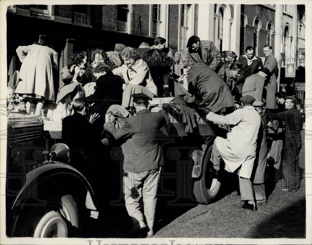 1955 Press Photo Rail Strikes Chaos In London - Historic Images