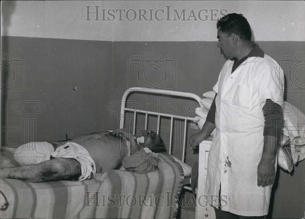 Press Photo Doctor Tends Bombing Victim at Hospital Bedside - Historic Images