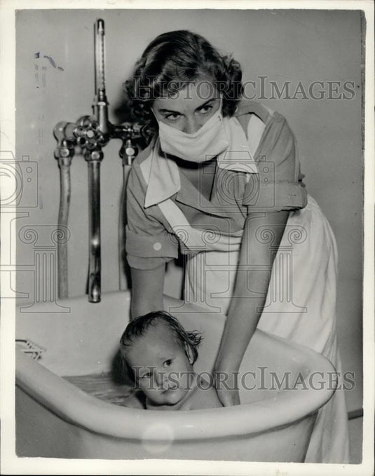 Press Photo Princess Margaret of Sweden giving bath to a baby - Historic Images