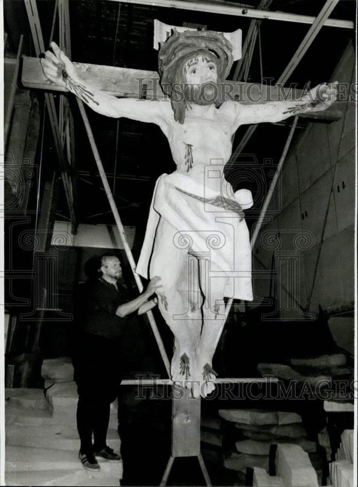 Press Photo woodcarver Hans Maier with the 3,50 metres high crucifix, - Historic Images