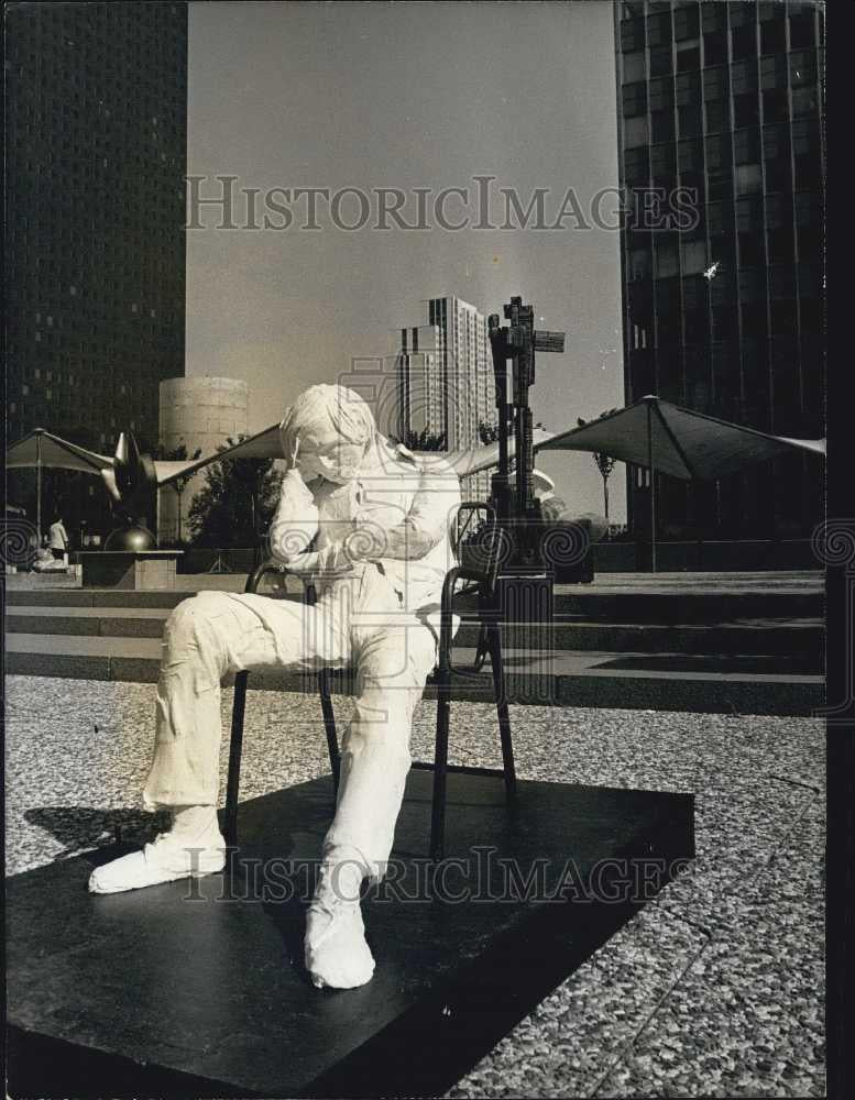 1976 Press Photo Art sculpture of a man in a chair on exhibit - Historic Images