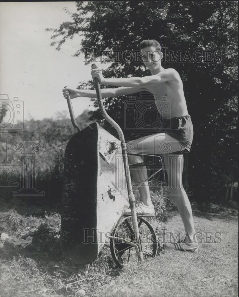 Press Photo Gordon Pirie Training In Garden of His Home - Historic Images