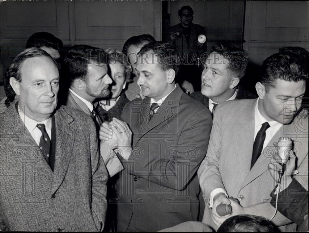 1960 Press Photo More Decedents Freed In Barricades Trial - Historic Images